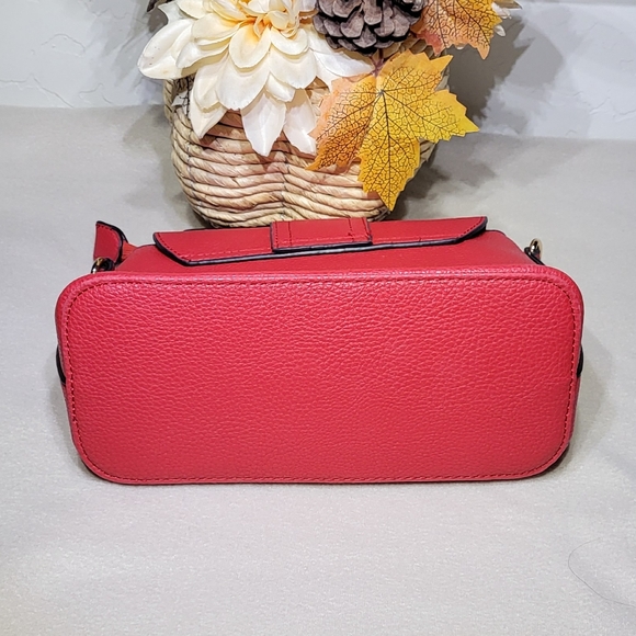 Woman's Small Red Handbag Crossbody Style Purse 6in(H)X8.5in (L)X4in(W) EUC - Picture 6 of 7